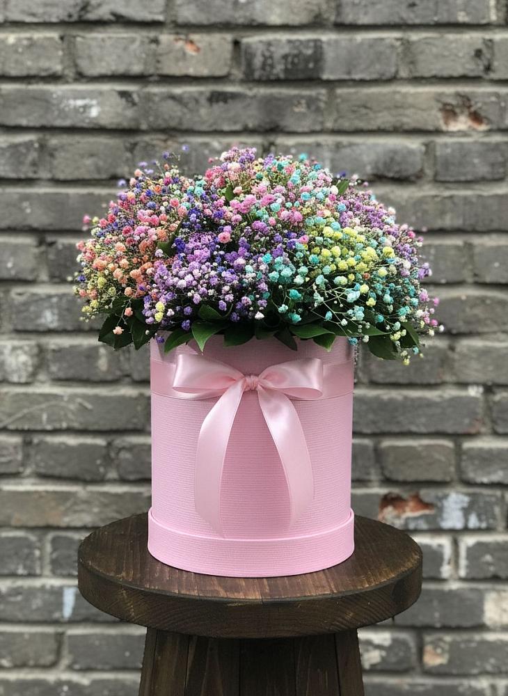Цветочная композиция из Гипсофила и Розы в шляпной коробке в Лесной Городок