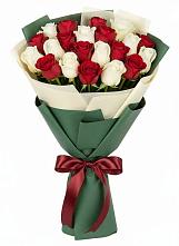 Букет Микс из красных и белых роз в Лесной Городок