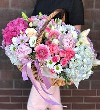 Композиция солнечный день в Лесной Городок Цветочная композиция из Розы, Хризантемы, Пионы и Лизиантусы в корзине в Лесной Городок
