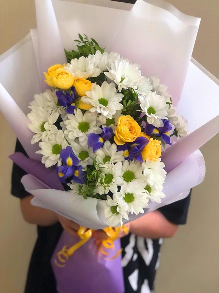 Букет цветов из: Ирисы, Хризантемы и Розы в Лесной Городок