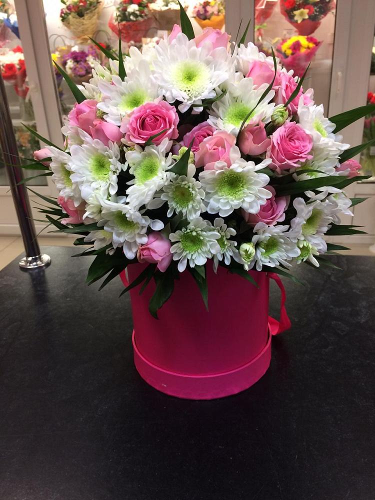 Цветочная композиция из Розы и Хризантемы в шляпной коробке в Лесной Городок