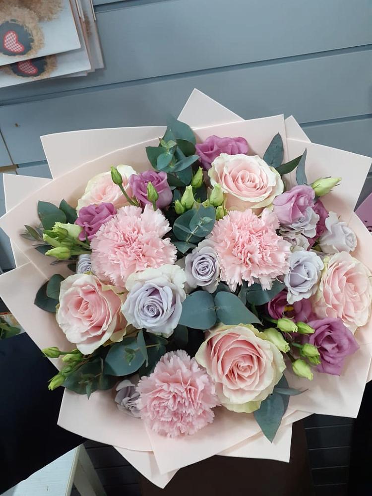 Букет цветов из: Розы, Гвоздики и Лизиантусы в Лесной Городок